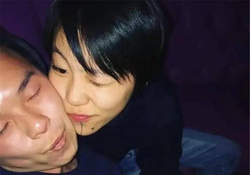 新恋情?王菲女儿窦靖童与一男子穿情侣装,照片合影十分亲密.