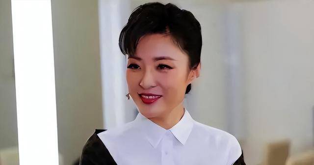 周涛:55岁仍魅力不减,嫁富商,当央企董事长,她的人生很精彩