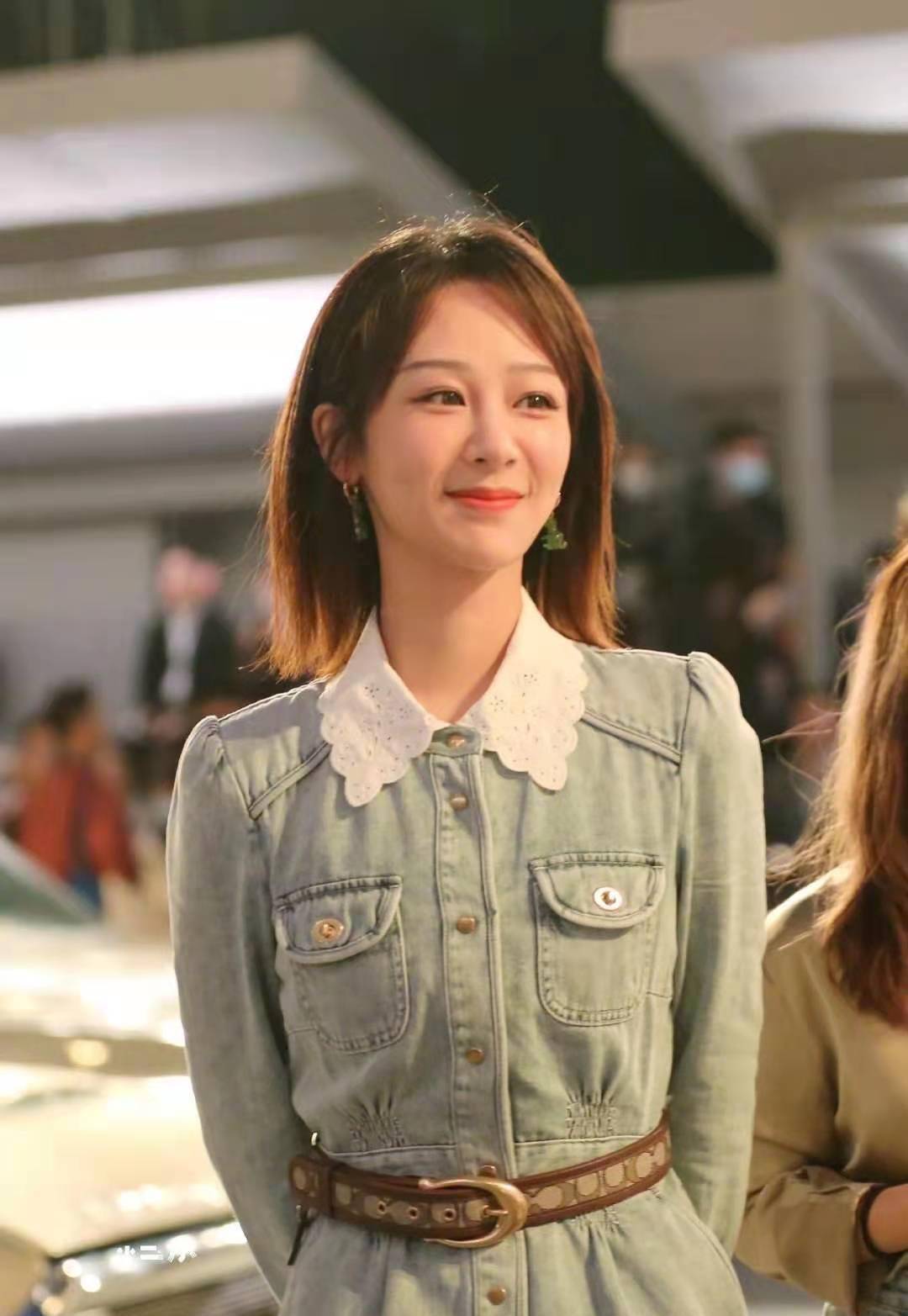 杨紫参加活动脸部未消肿,生图再次撞脸杜华,真的不是亲姐妹?