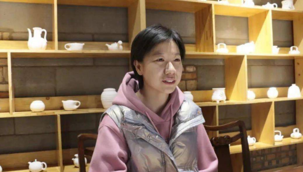 27年了,那个被拾荒老人收养,并供她读书的独臂女孩,如今怎样了_思恩