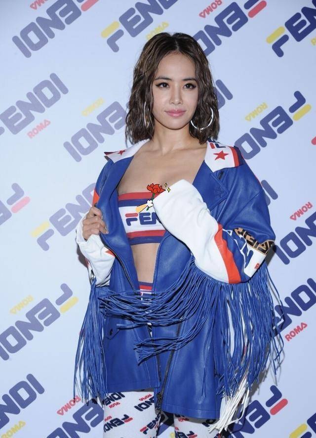 蔡依林的造型真不是一般人能驾驭的,一身人鱼裙开叉到腰,太敢穿_元素