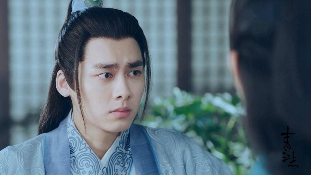 李易峰寺庙祈福,穿黑棉袄留中分,驼背如路人,退圈后星味全无_角色