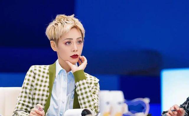 宁静:知三当三硬刚那英,与马景涛当街拥吻,后约会小16岁小鲜肉_乐嘉