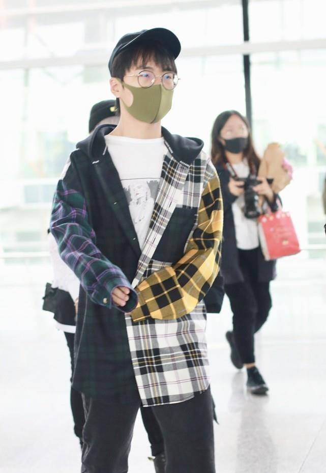 郭麒麟这衣服是不是有点大,袖子看着长半截,感觉更像小学生_休闲_造型