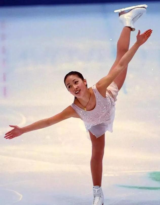 但是这个志向却并不易实现,因为他们不仅住得离冰场很远,费用也相当