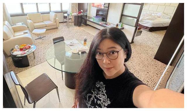 53岁傅明宪身价过亿,生活自由颜值在线,最美郭芙近况曝光!