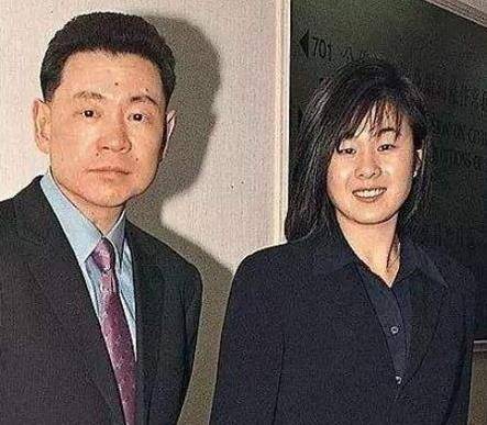 进入公司时,王颖妤是作为刘銮雄私人助理自称瞧不上李嘉欣但不知为何