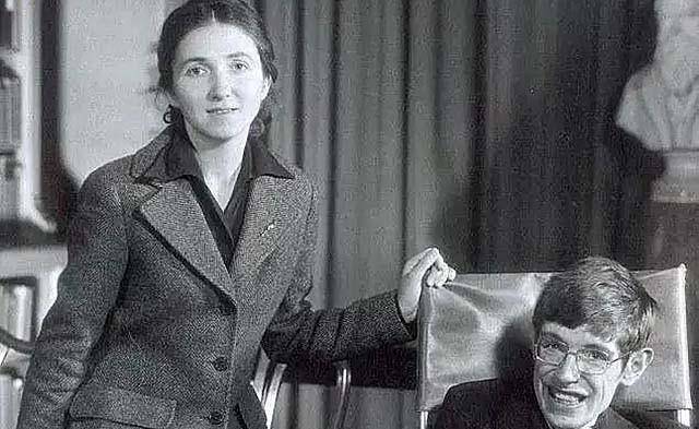 1995年霍金选择与护士再婚,11年后,霍金恢复单身后与