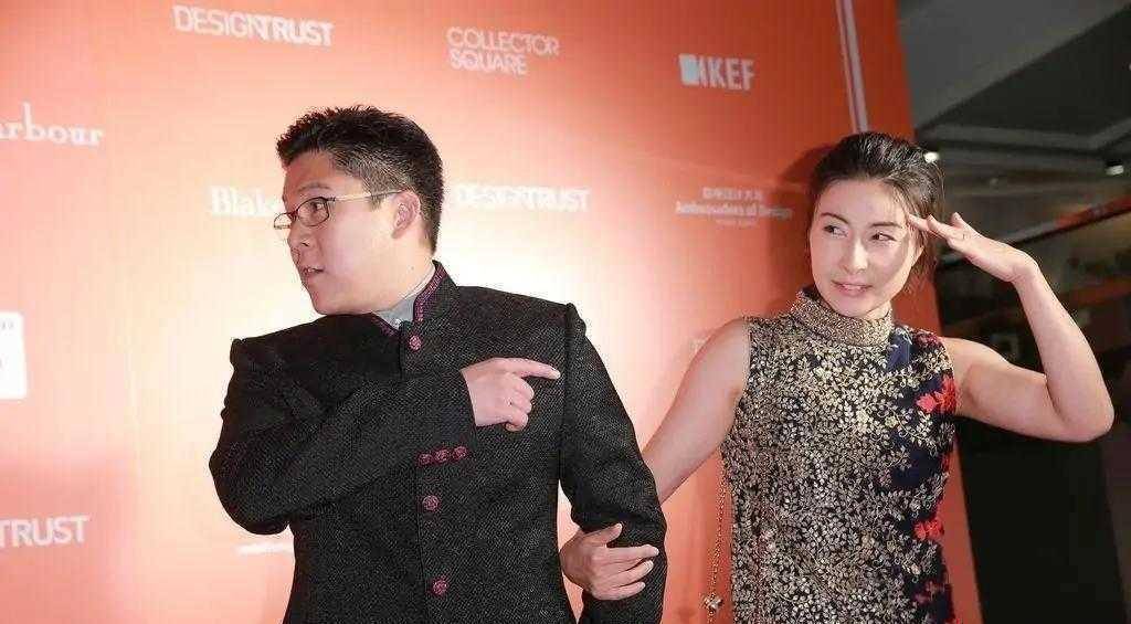 郭晶晶终于像"贵妇",穿无袖旗袍裙优雅大方,挽着老公太登对_黑色_感觉