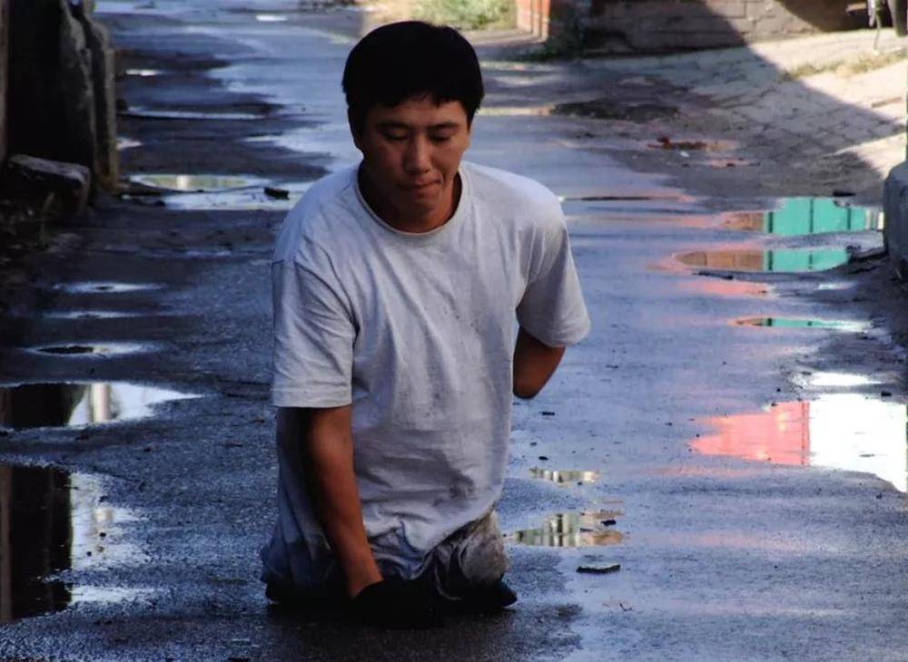 1996年,小伙无意捡到"金属链"致残,幸运收获爱情后