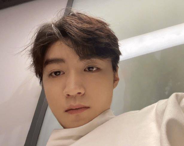 有一种"发福"叫复工的王俊凯,晒"迷之角度"自拍照,脱粉一秒钟_阳光