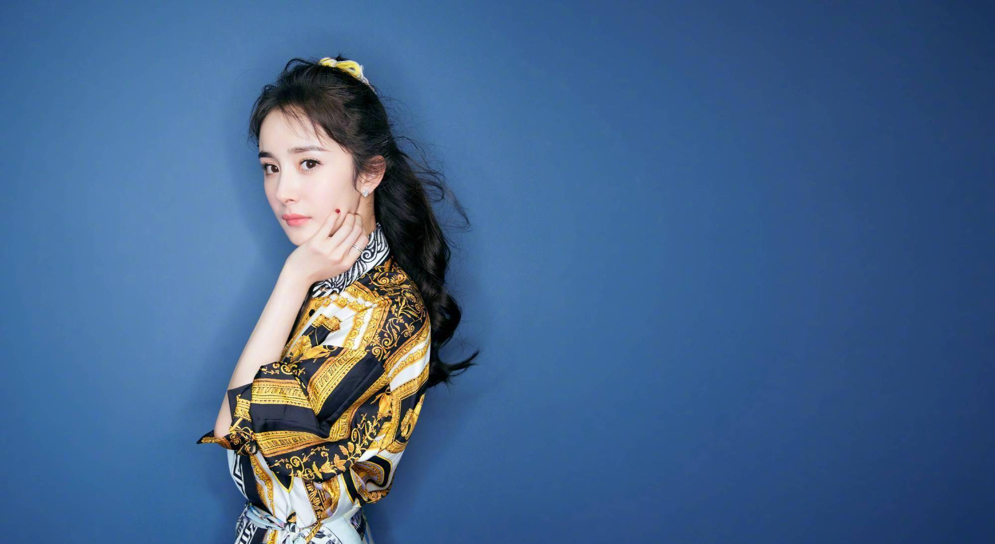 杨幂10个拍照姿势,学起来,日常就能拍好看的人像美照_时候_镜头_自然