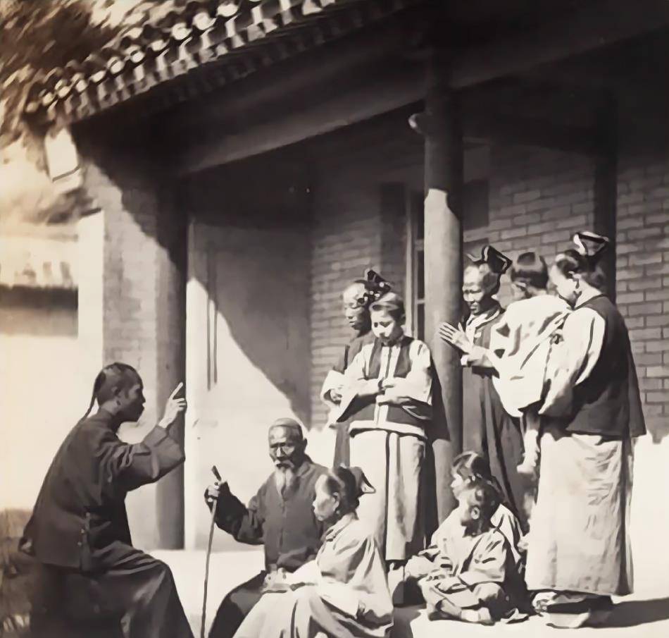 1864年晚清老照片:僧人研读经卷,朝廷大臣头戴凉帽!_清朝_年间_京城