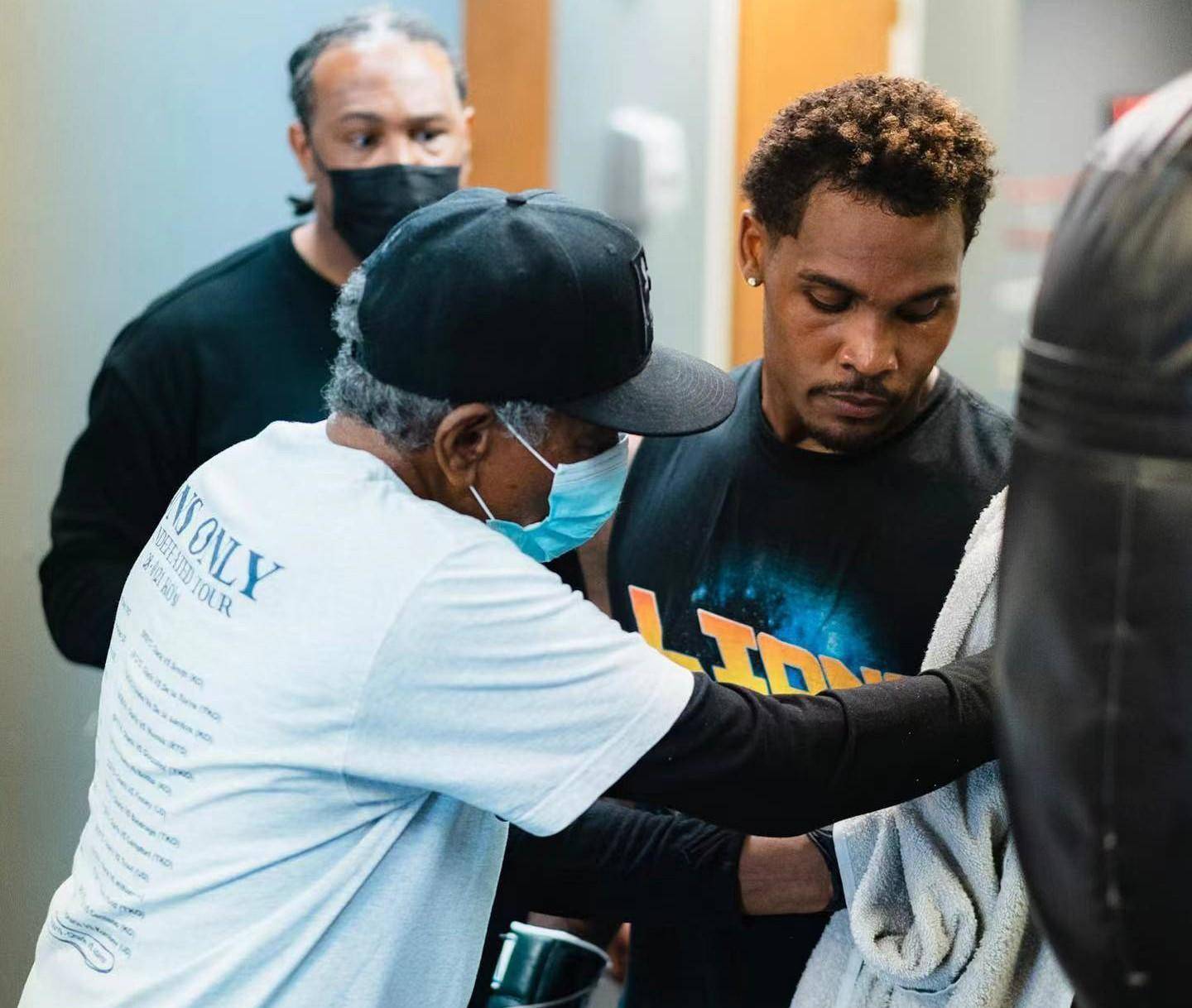 据栏目组负责人阿丁-罗斯透露,查洛给他打电话时,显然是喝醉了,说话语