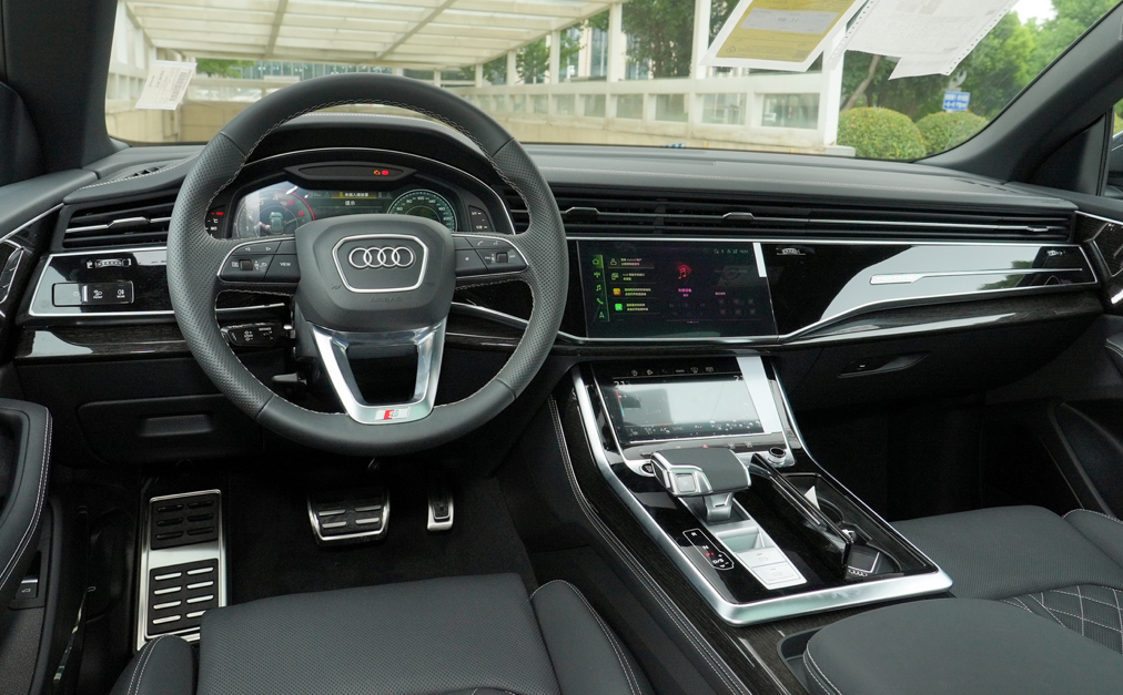 进入车内,奥迪q8的内饰呈现出一种宁静而高贵的氛围.