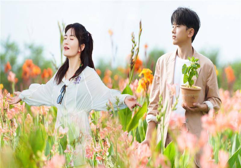谢娜张杰结婚纪念日,带双胞胎女儿打卡水族馆._时候_因为_什么