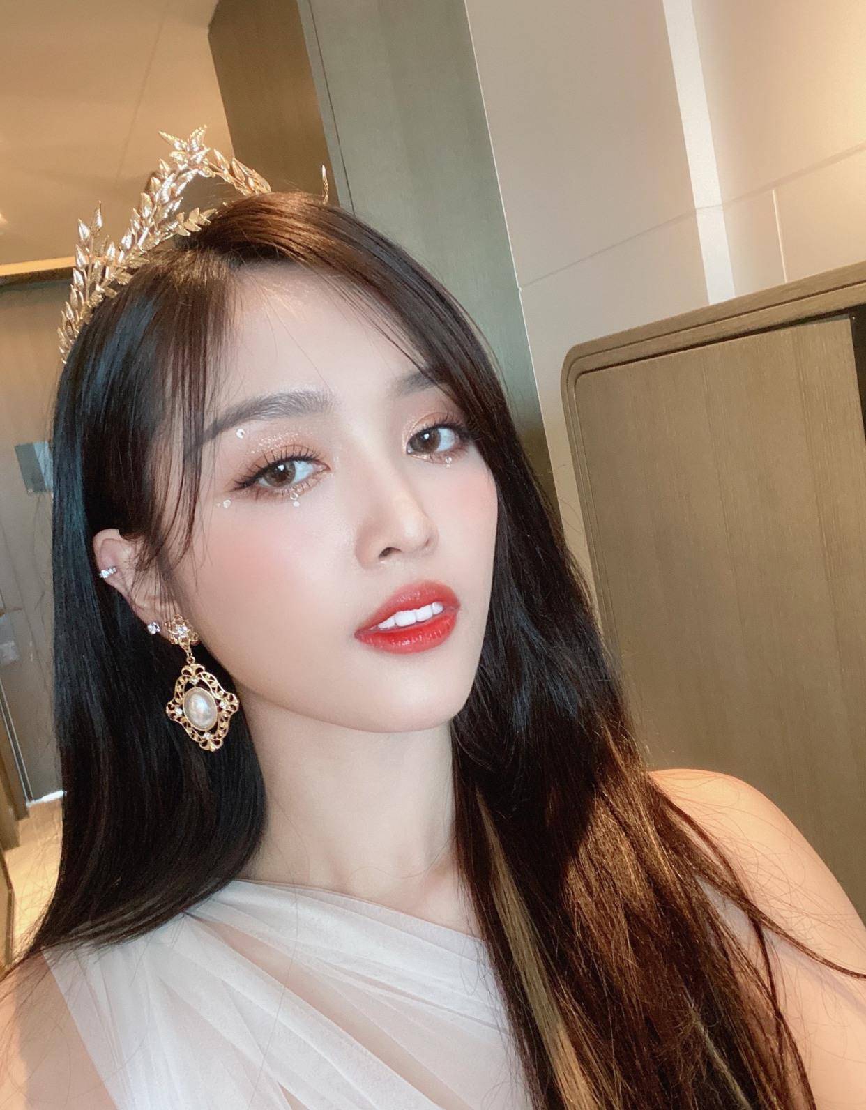 吴宣仪跳钢管舞脚趾超用力,穿露肩绑带上衣,时尚的同时不忘防晒_的