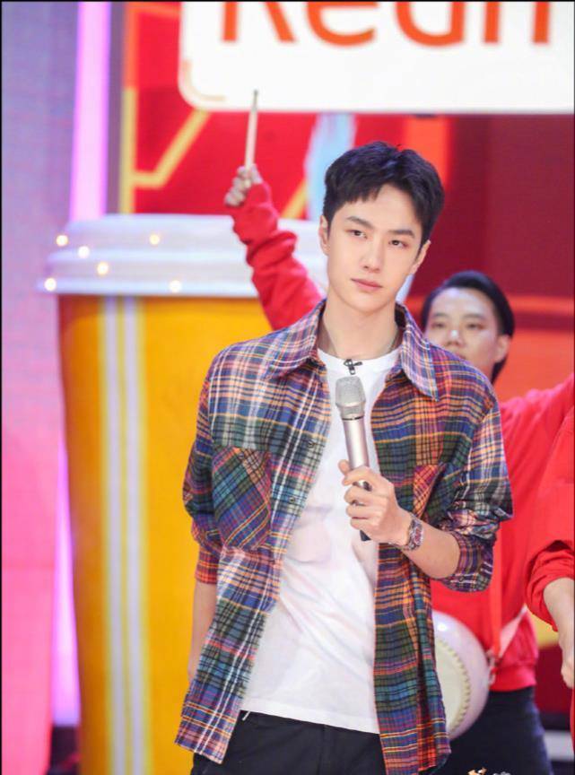 王一博《t》二月刊照片发布,眼尾钉又欲又撩,眼神杀更是让人欲罢不能