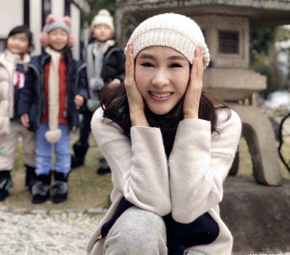 49岁黎姿晒素颜照,皮肤白皙通透零毛孔,网友:整出来的_生意_透透气_大