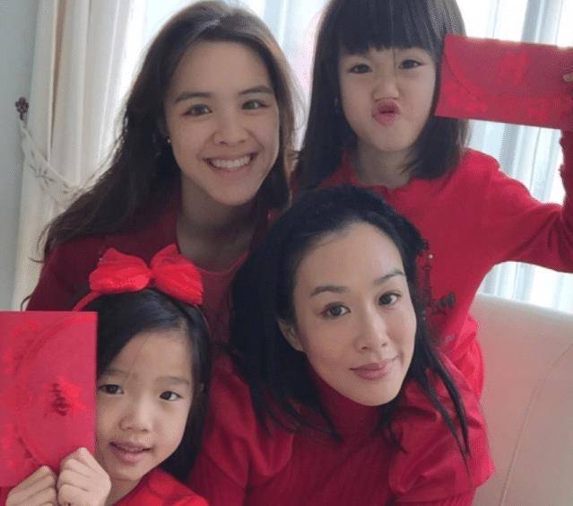 张伦硕一家三口逛街,钟丽缇捂太厚被吐槽:21 ℃还穿加绒卫衣_女儿