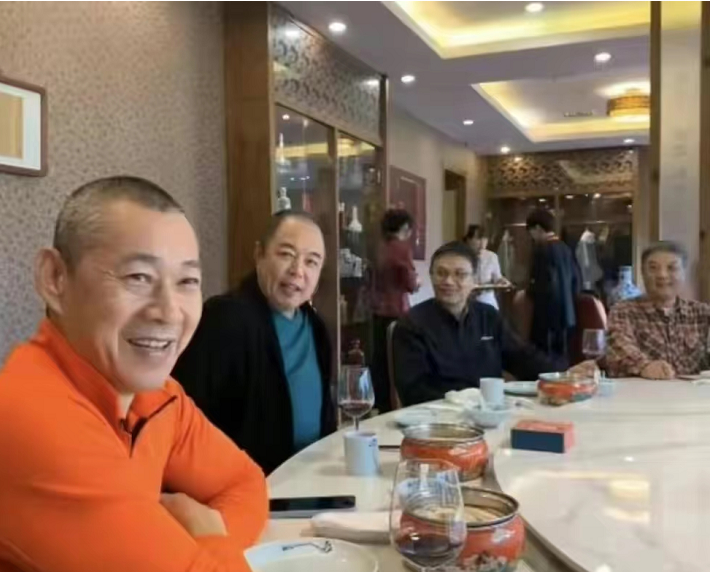 67岁张丰毅与好友聚餐,分喝矿泉水引质疑,网友猜瓶中装茅台酒_张博宇