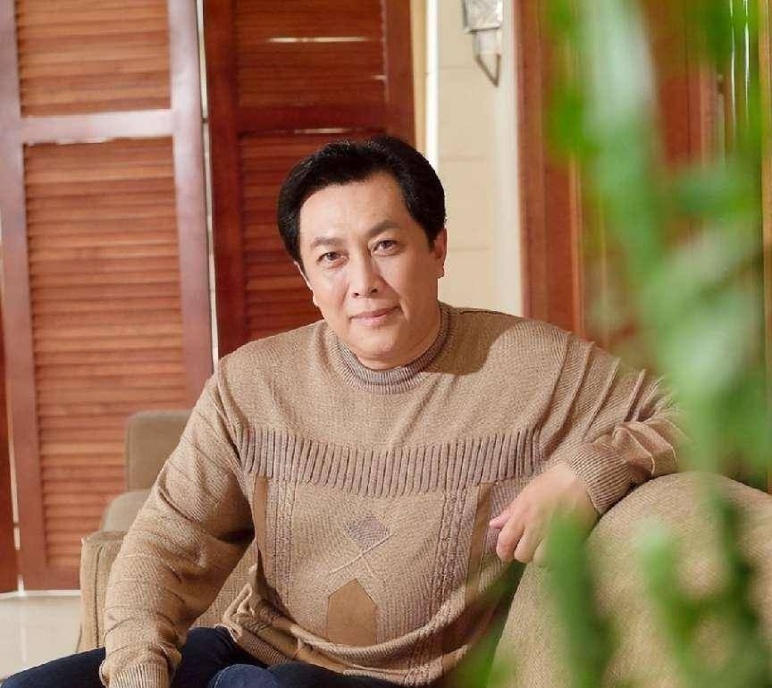 唐国强现状:国内淘金,妻儿在国外花,为残疾儿子的婚恋担心_唐英涵