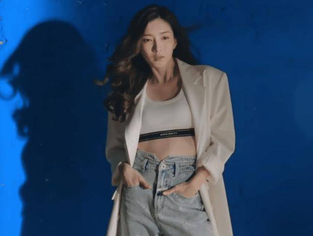 34岁江疏影近照,淡妆出镜清爽十足,穿"一字领"直角肩太优越_活动_能在