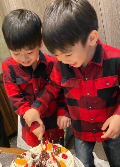 林志颖双胞胎儿子5岁生日,kimi不抢风头,两个弟弟切蛋糕超开心_哥哥