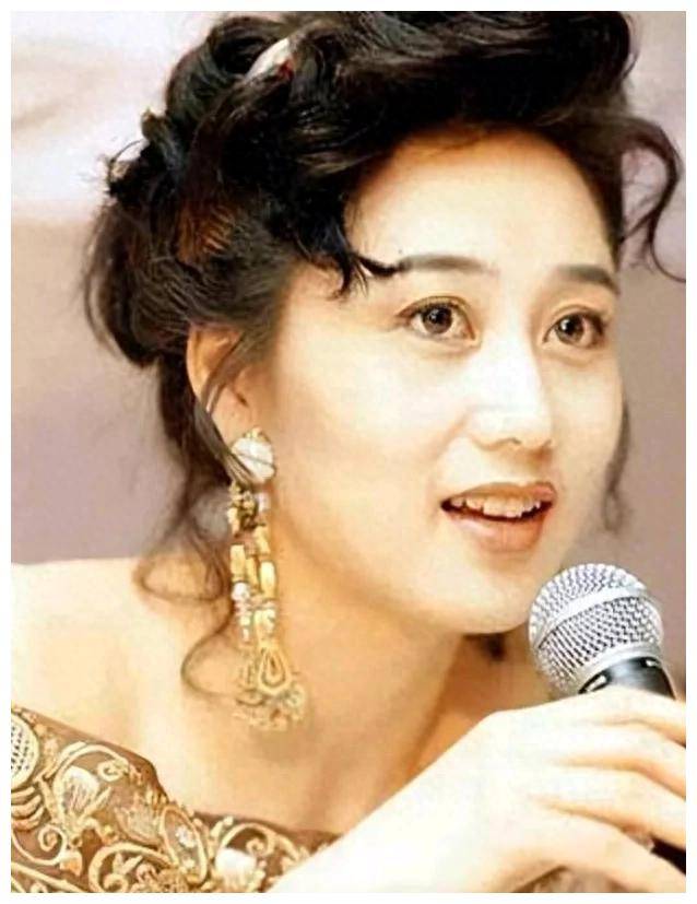明星利智:从潮水涨到潮水落的背后是什么?_感情纠葛_经历_何鸿燊