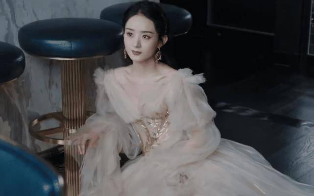 赵丽颖活动花絮,十级滤镜下又白又瘦,现场未ps生图却暴露真相_颖宝