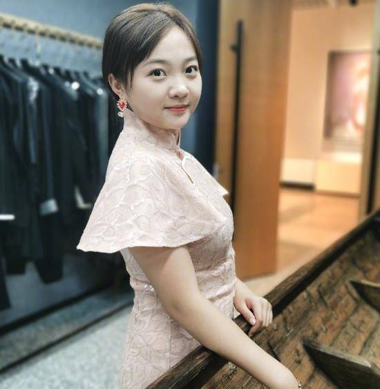 林妙可晒美照,穿一身鹅黄色汉服清新十足,减肥之后越来越漂亮_事情
