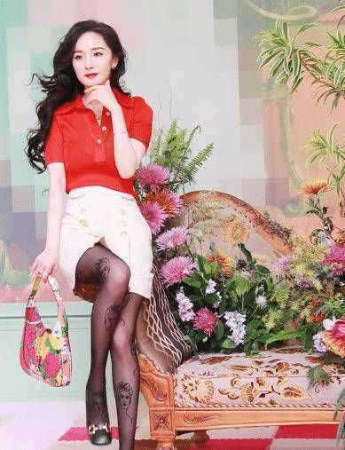 杨幂"男友风"大片,跷二郎腿气质又a又拽,看到发际线:不敢相信_合作