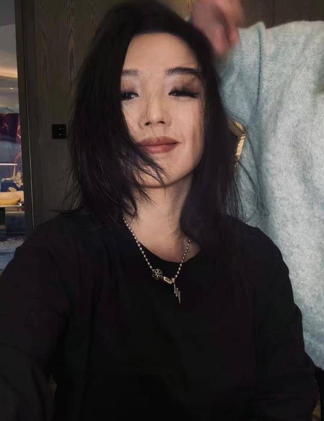 何洁晒复工照美出新高度,鼻钉纹身个性张扬,曾自曝减肥瘦近70斤_孩子