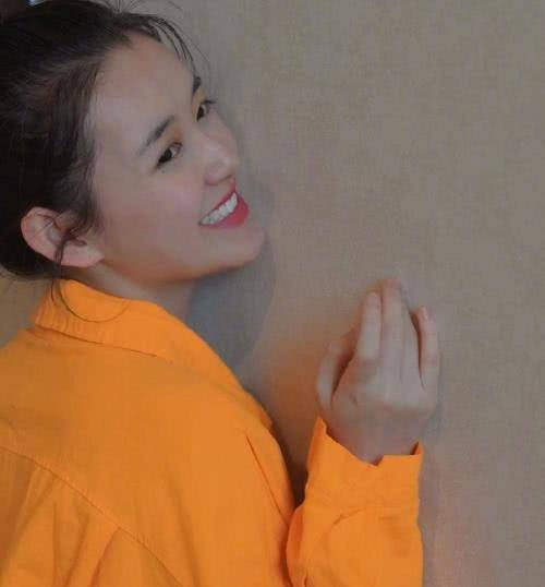 蒋依依晒"521写真",清甜气息十足,梳丸子头暴露发际线问题_头发_都会