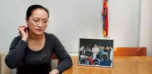 99年"首富"牟其中入狱,妻子携子赴德,小28岁的小姨