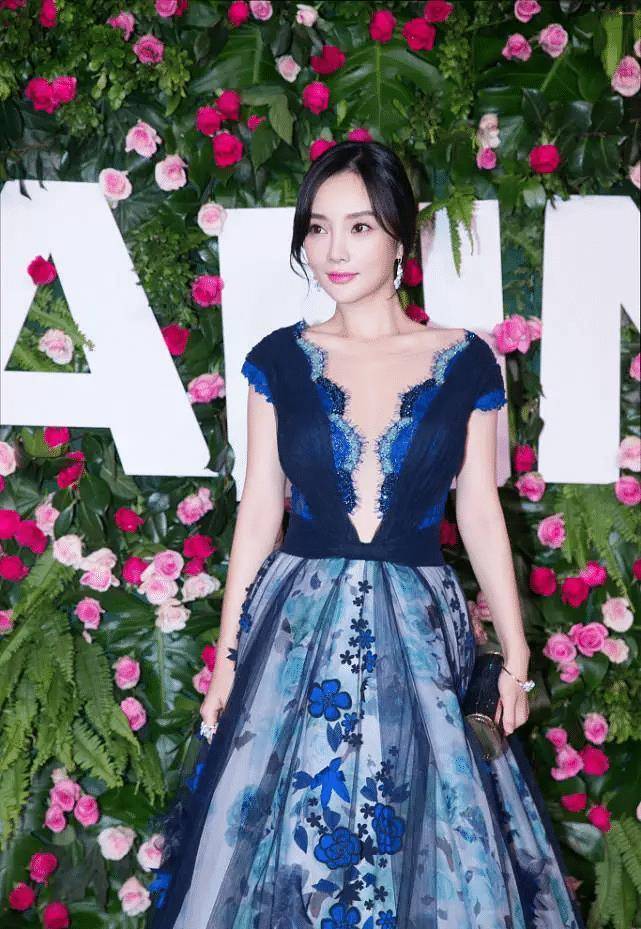 蒋欣不愧是"丰满女神",一袭深v连衣裙 高开叉,气场太强大_身材_女性