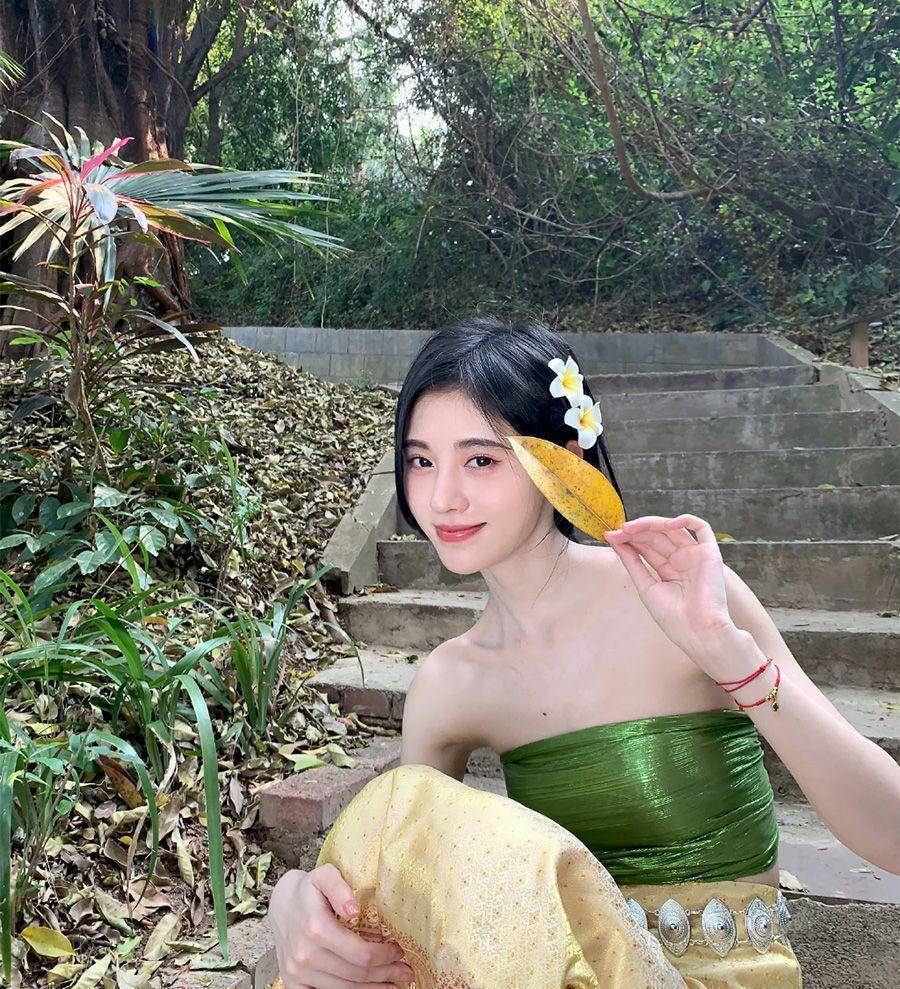 鞠婧祎提前过夏天,打扮清凉变"傣族女孩",这身高确定159?