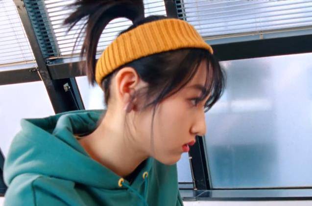 张子枫代言的是服饰类商品,出于敬业现场换了四五套造型,每一身打扮都