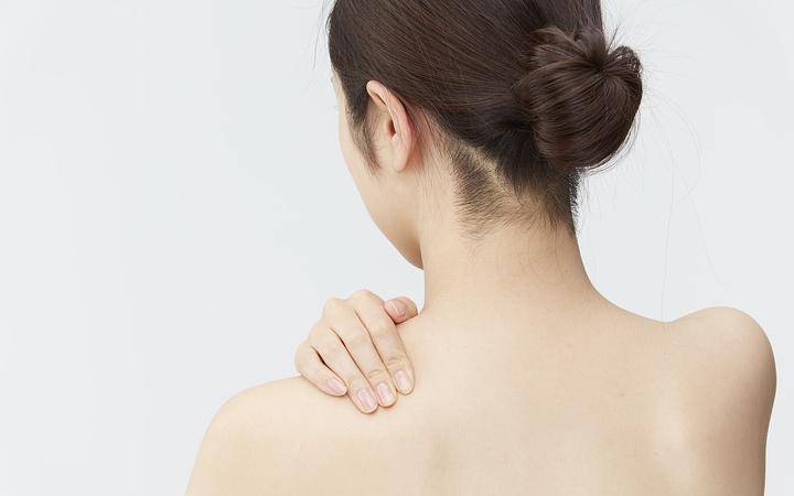 女人背部疼痛图片图片