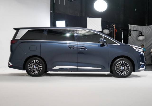 国产"埃尔法",车长5250mm,双层隔音 可变悬挂,订单已破3万台_搜狐汽车