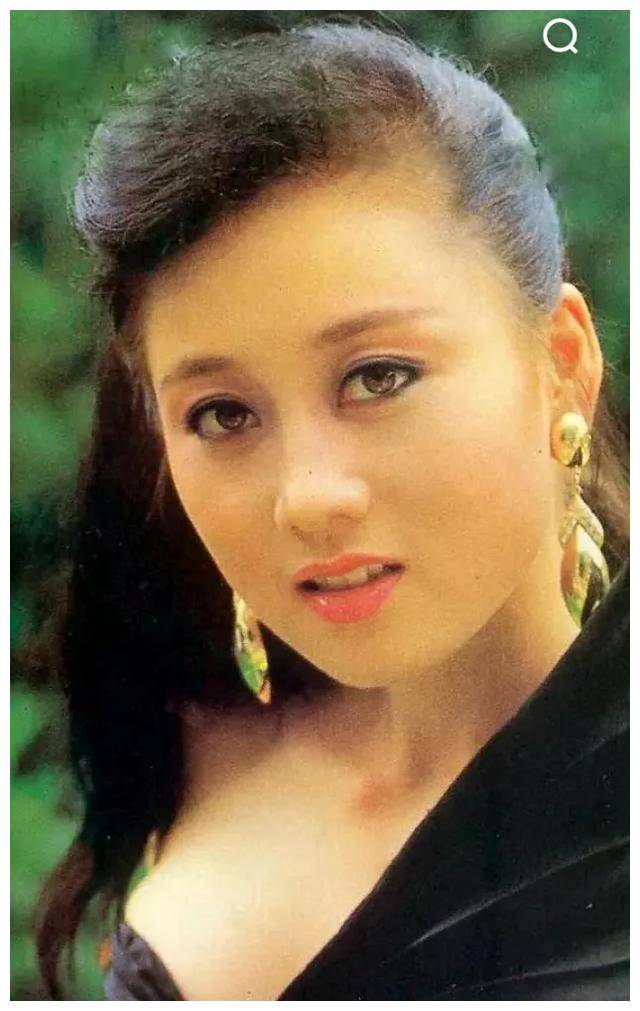 随后,她与钟楚红,曾志伟合作主演了电影《婚外情》.