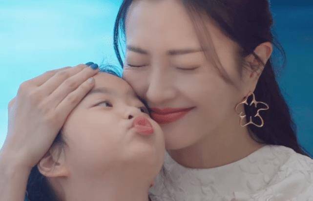 包贝尔妻女拍杂志,5岁饺子表现力不输大人,包文婧皮肤比女儿还白_妈妈