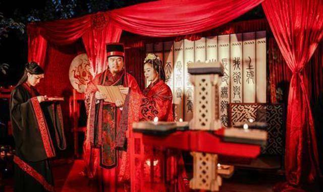 场包办婚礼现场:都没成年,男的无笑容,女的年龄太小了_古代_男方_婚姻