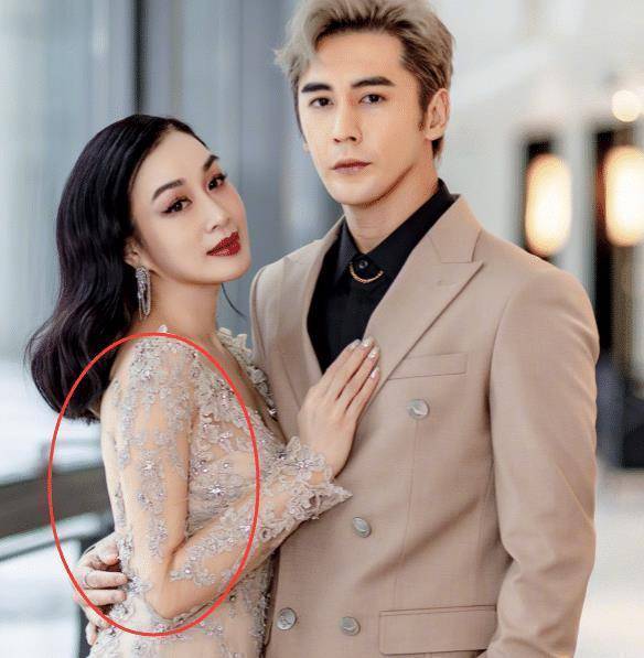 张伦硕夫妇现身上海,50岁钟丽缇体格壮实,后期至少p掉10斤肉_活动