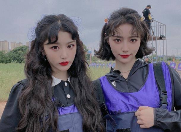 孔雪儿许佳琪成闺蜜,跳舞后又晒合影,一个打扮淑女,一个俏皮可爱_镜头