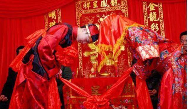 场包办婚礼现场:都没成年,男的无笑容,女的年龄太小了_古代_男方_婚姻