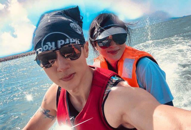 吴尊晒照,和林丽吟戴情侣墨镜秀恩爱,neinei守着烤肉变成"吃货"_爸爸