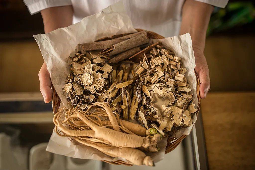 虽然手术治疗已经普及开来,但还是有些患者由于基础疾病或经济原因