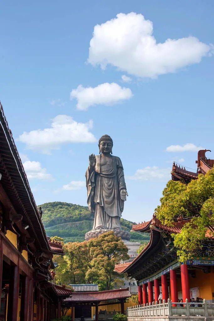 疑是杭州灵隐寺,原来坐落拈花丛.灵山大佛入葱茏,不在古禅五岳中.