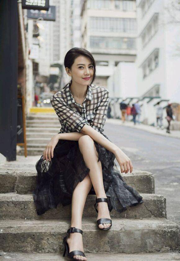 高圆圆一家回台北,素颜打扮低调接地气,女儿气质如兰像妈妈_赵又廷